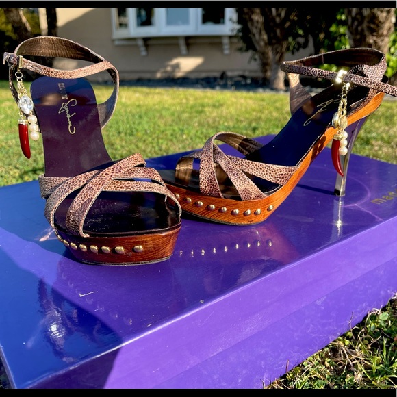 Report Signature Pepper, wood with metal studs and gold heels with charms! 🌶 - Picture 2 of 15